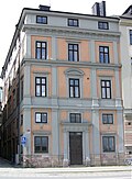 Exempel på handelspalats som skeppsbroadeln lät uppföra. Thunska palatset (även kallat Hebbeska huset), Skeppsbron 36, byggt ca 1675. Küselska huset, Skeppsbron nr 40, byggt 1701. Foton från 2009.