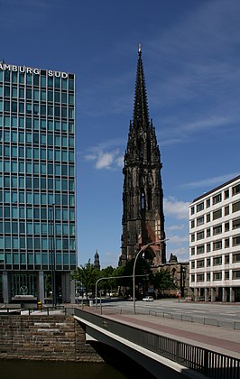 De nog overeind staande toren van de kerk.