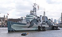 L'incrociatore HMS Belfast alla fonda sul Tamigi come nave museo