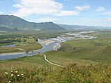 Vue de la Katoun et des ponts, avec le village de Nijni Ouïmon à droite.