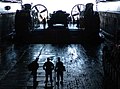 Une embarcation de débarquement LCAC enradie l'USS Carter Hall au large de Moorehead City (Caroline du Nord) (5 novembre 2005)