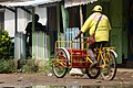 Un triporteur dans une rue d'Abidjan (Côte d'Ivoire).