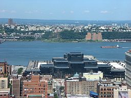 Vy över Hudsonfloden mot Weehawken från Midtown på Manhattan.