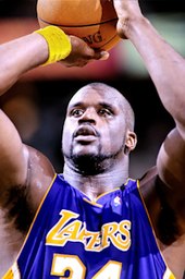 Portrait de Shaquille O'Neal, en train d'effectuer un lancer-franc.