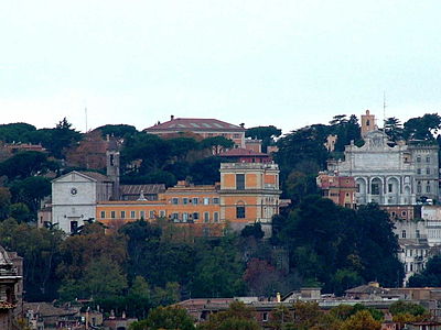 Vista da igreja (esquerda) e da Reale Accademia di Spagna a Roma (em amarelo, no centro) no Janículo. À direita está a Fontana dell'Acqua Paola.