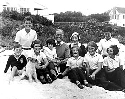 Joseph ja Rose Kennedyn lapset: vasemmalta Robert Kennedy, John F. Kennedy, Eunice Kennedy, Jean Kennedy (sylissä), Joseph P. Kennedy Sr., Rose Fitzgerald Kennedy (joka odotti Edward Kennedyä), Patricia Kennedy, Kathleen Kennedy, Joseph P. Kennedy Jr. (takana), Rosemary Kennedy