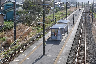 Um exemplo de plataforma de ilha básica na Estação Ōto, na Linha Narita, Japão