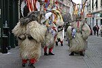 Karnevalskaraktären Kurent från området runt Ptuj sägs jaga bort vintern med sin dans och sprida fruktsamhet genom att daska till folk i baken med en igelkottsskinnförsedd träklubba.