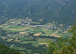 La plaine de Valbonnais. La Bonne coule au premier plan dans les arbres