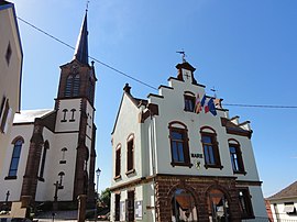 The church and town hall in Uhlwiller