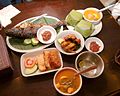 印尼巽他料理，包括Ikan bakar（烤魚）、Nasi timbel（蕉葉包飯）、Ayam goreng（炸雞）、Sambal（辣椒醬）、Tempe goreng（炸天貝）、Tahu goreng（炸豆腐）以及Sayur asem（酸味蔬菜湯），那一碗加了萊姆的水是用來洗手的，叫做Kobokan