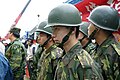 内帽を被り救助作業を行う台湾陸軍。トランスアジア航空235便墜落事故時の台北市にて。