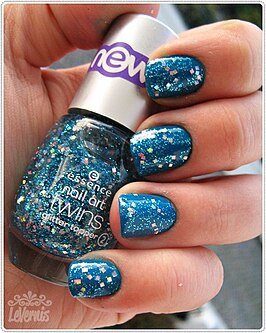 Blauwe glitter topcoat van Essence