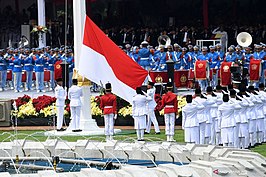 Het hijsen van de vlag bij het Merdeka-paleis in Jakarta