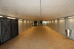 De tunnel onder het spoor.