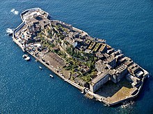 Photographie aérienne représentant l’île de Hashima entourée par l’océan