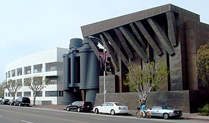 Binocular Building ( Dalekohledový dům ), jež byl navržen světoznámým architektem Frankem Gehrym