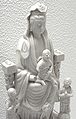 Guanyin (Bodhisattva della Compassione) con due bambini; statuetta «bianco di Cina» di Dehua