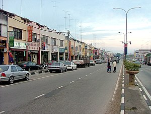 Pemandangan jalan raya utama di Yong Peng dengan aneka kedai di tepi jalan.