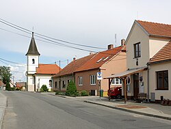 Centrum obce s kaplí svatého Otmara a obecním úřadem