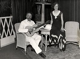 Koos Speenhoff met dochter en cabaretière Ceesje, 1930, Citytheater Den Haag.