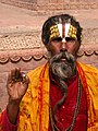 Sadhu i Kathmandu med utbrodert Visjnu-merke.