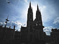 L'église a été construite à côté de la fontaine de Charles X, place d'Armes[9]