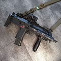 裝上了MRL6戰術燈、Aimpoint Micro T-2、槍背帶（英语：Sling (firearms)）以及前握把的HK MP7A2