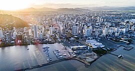 Vista de Itajaí, a partir do Centreventos e a Marina, no bairro Fazenda. Ao fundo, o Centro e os bairros. No lado direito, o Porto de Itajaí e o Rio Itajaí-Açu.