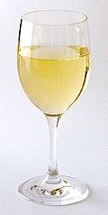 Un verre de vin blanc.