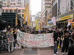 “政府纵容新世界强抢小业主地积比率可耻”，2011年5月1日。