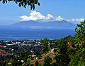 panorama de Dili co ła ìzoła Ataùro so el fondo