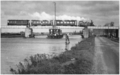 Stoomtrein op de draaibrug over de Zijl bij Leiden, ca. 1930. Deze brug werd rond 1935 afgebroken.