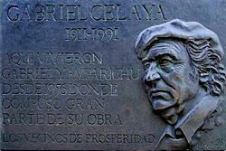 Placa d'homenache a Gabriel Celaya en a casa a on i vivió.