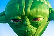 Ballon gonflable vert.