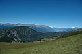 Le col de Joux vu du remonte-pente de Palasinaz, à gauche la Tête de Comagne, en bas la mine de Chamoursière et, à droite au fond, la vallée de la Doire Baltée et le Mont-Blanc.