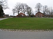 Dorfplatz „Am Brink“ mit Baumkranz