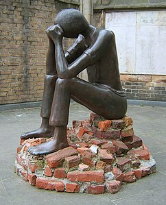 Kunstwerk De beproeving (Edith Breckwoldt, 2004) ter herdenking aan de slachtoffers van Kamp Sandbostel