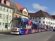 Een vijfdelige en een driedelige Combino Advanced met totaalreclame rijden in treinschakeling in Erfurt.