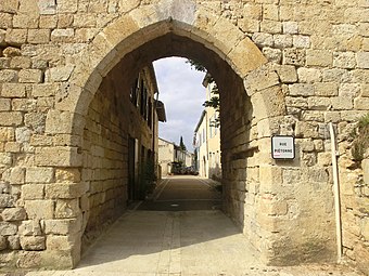 La porte et la rue centrale.