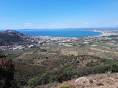 Vue de Roses et le golfe de Roses depuis Puig d'en Massot.