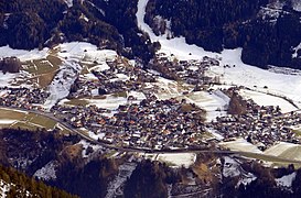 Mieders und Bachleiten mit Talabfahrt der Serlesbahn im Frühling, links Oweges