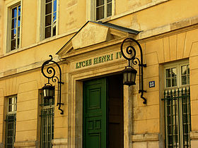 Entrée du lycée Henri-IV, rue Clovis, à 300 m environ à l'ouest de la station.