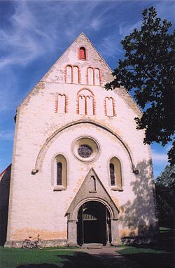 Průčelí valjalského kostela, symbol obce