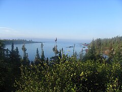 Embouchure de la rivière Pontbriand à quelques 20 km à l'est dans la municipalité de Baie-Johan-Beetz