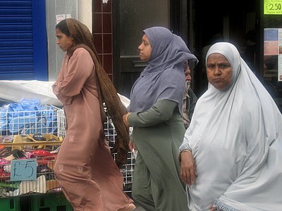 Dones de Bangladesh a Whitechapel, Londres. Al Regne Unit es troba una de les comunitats més grans de bengalís fora de Bangladesh i la més gran fora d’Àsia