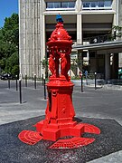 Une fontaine Wallace rouge.