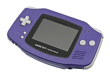 Console Game Boy Advance, sorte de boîtier de couleur violette avec un écran gris (éteint) et des boutons gris.