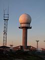 Estación de radar no cumio do Monte Caxado