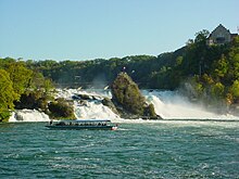 Photo des chutes du Rhin, montrant que celles-ci sont larges, divisées en plusieurs parties.